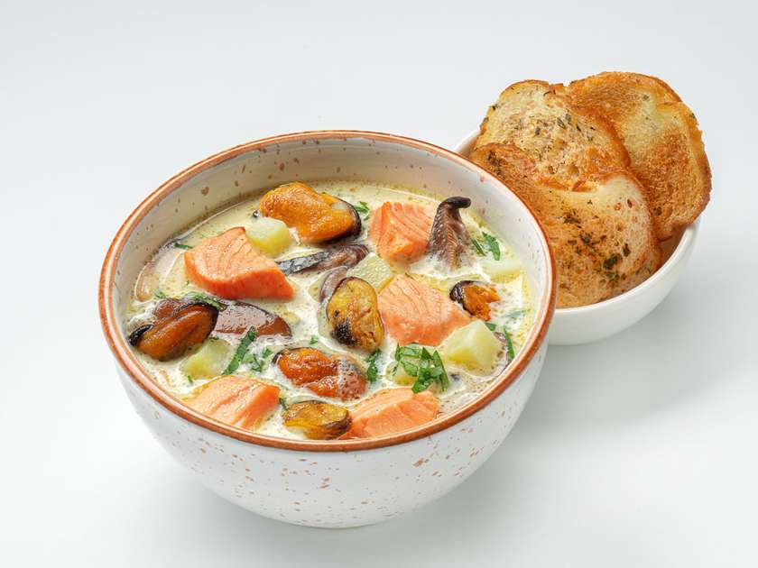 Вершковий суп з лососем та мідіями