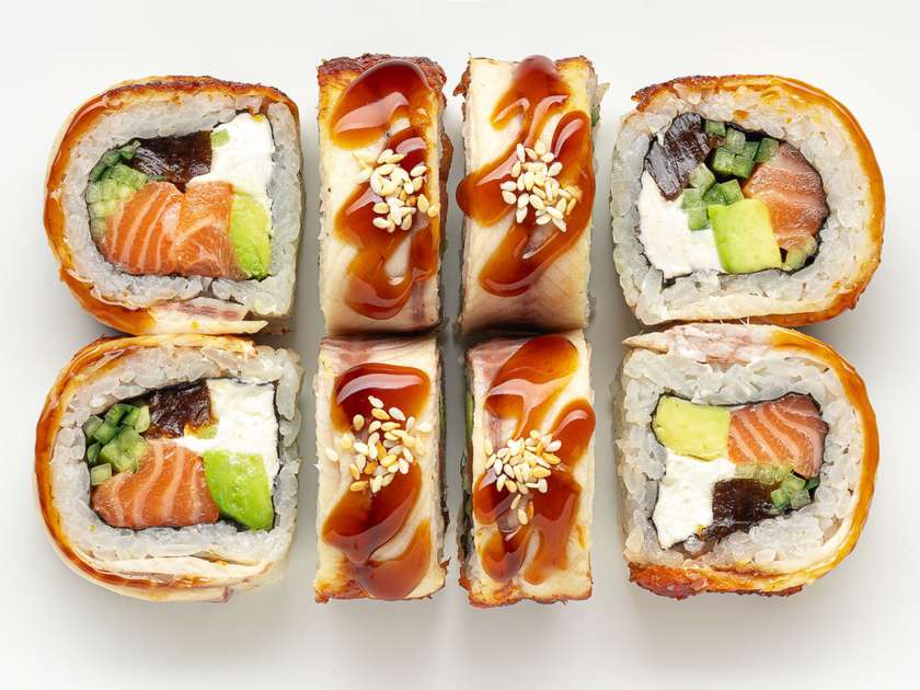 Рол Сакана з вугрем, лососем та цитрусовим желе