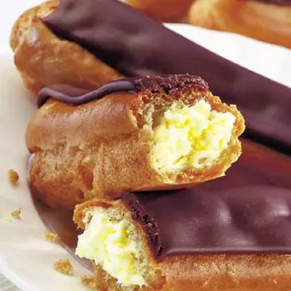 Ecler cu cremă de vanilie și glazură de ciocolată