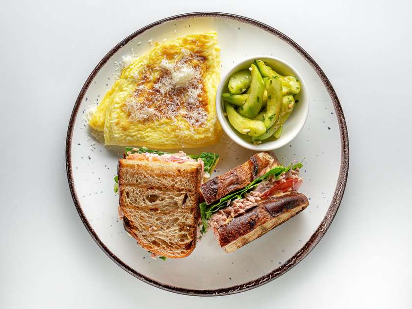 Хрусткий мелт з тунцем з омлетом