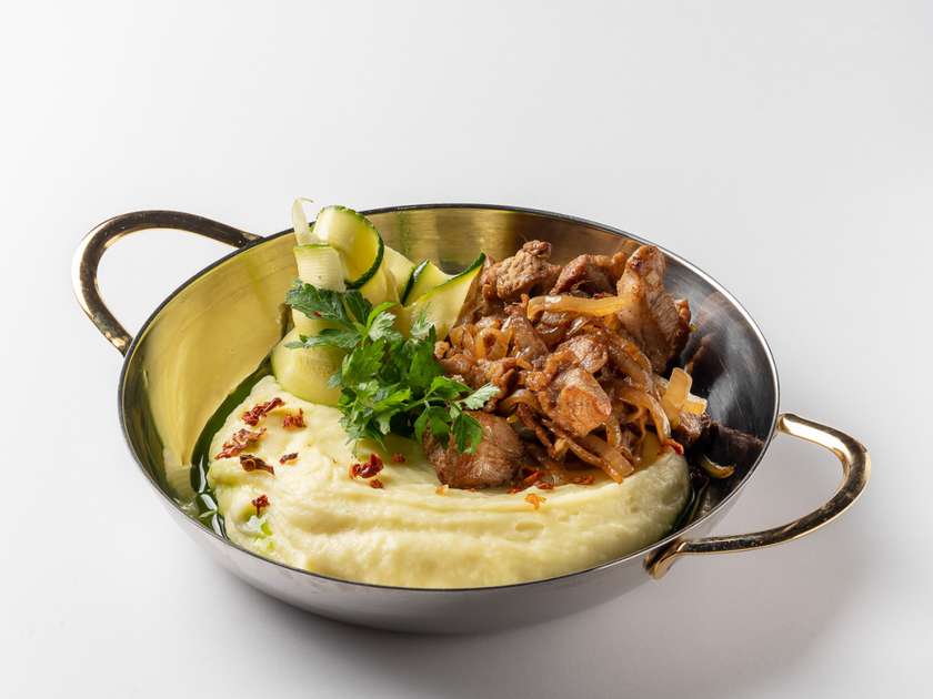 Фермерська свинина з картопляним пюре та цукіні в цитрусовому маринаді