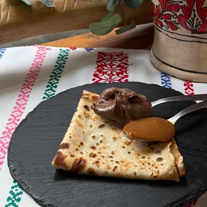 Clatita cu crema de ciocolata si alune de padure si sos de caramel