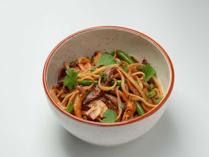 Удон з грибами та овочами