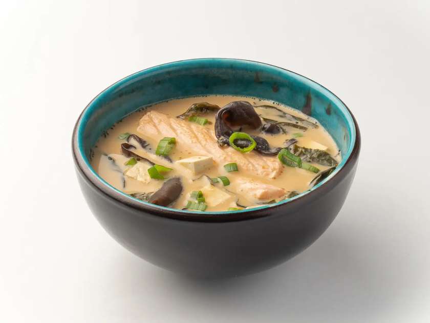 Сирний місо суп з лососем