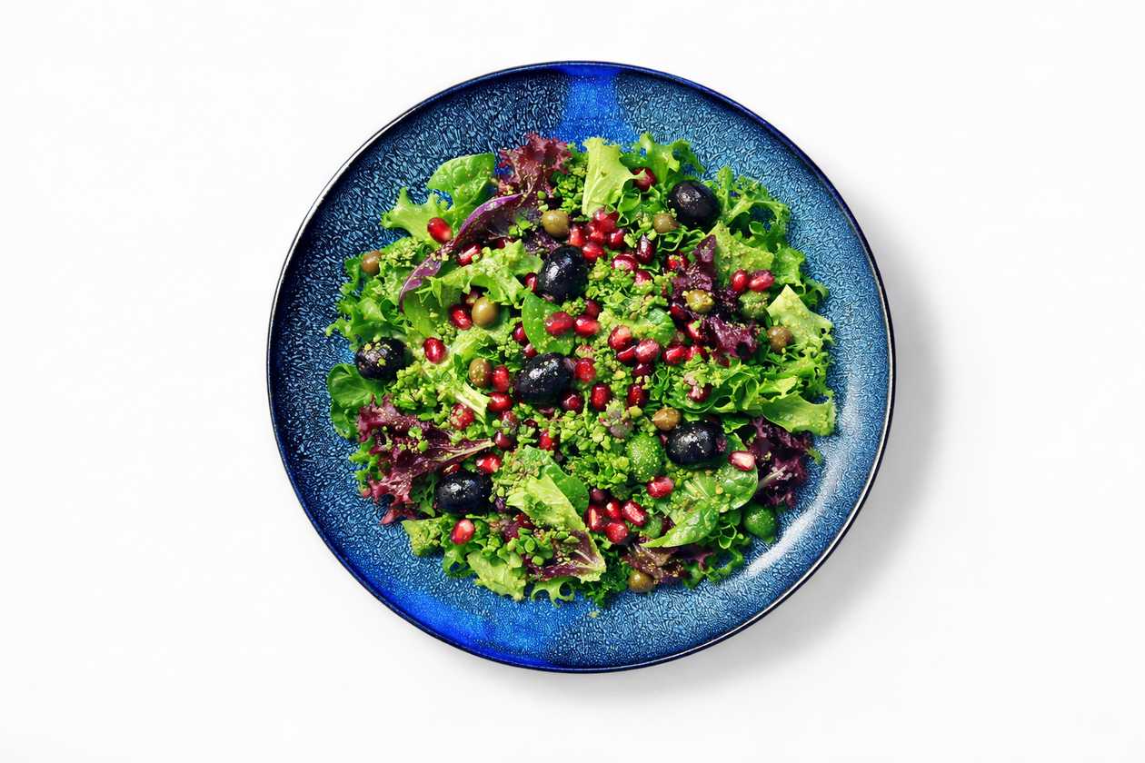 300g Listový šalát, granátové jablko, olivy, kapary, bylinková zálievka