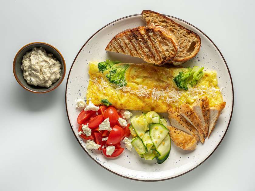 Балканський сніданок з куркою на грилі