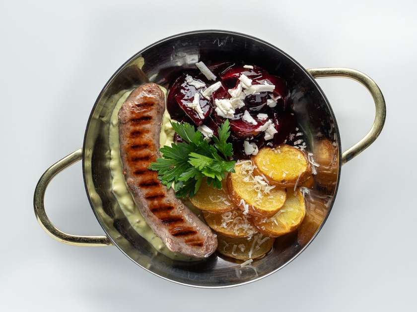 Яловича ковбаска гриль з овочами та гірчичним соусом