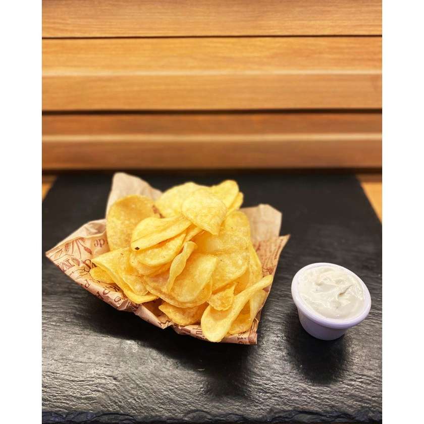Smažené bramborové chipsy s česnekovou a koktejlovou omáčkou