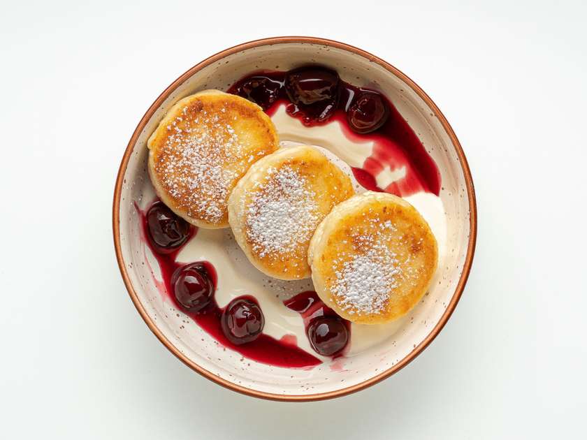 Солодкі сирники з вишневим конфітюром