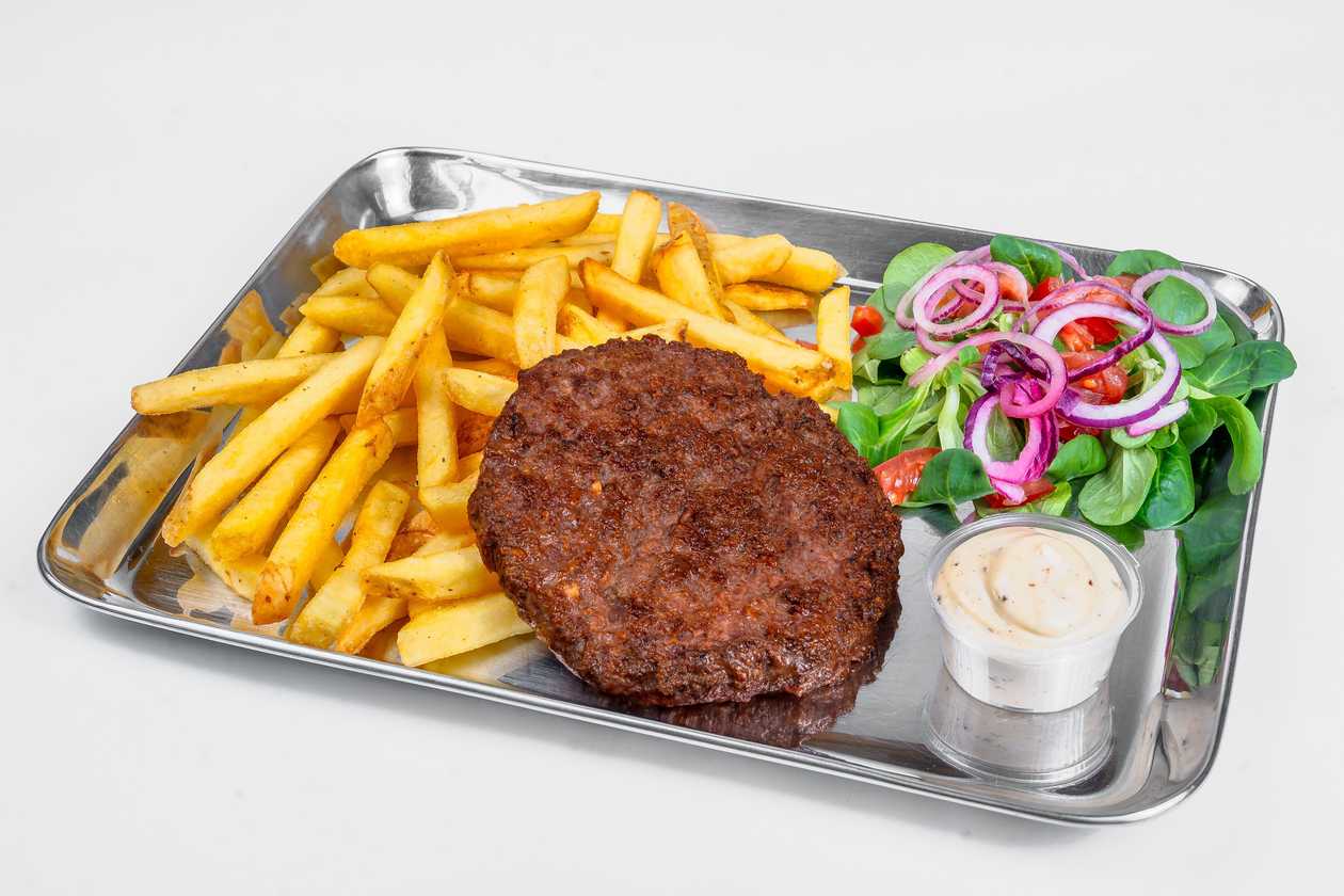 Hovězí s hranolky + salátek a dip