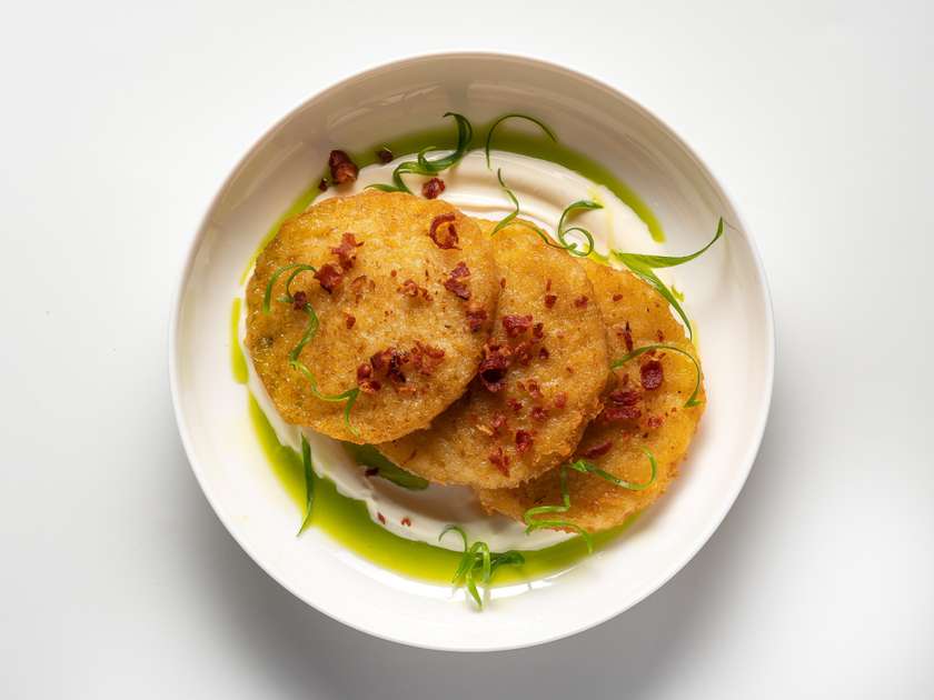 Деруни з грибним соусом та крихтами бекону