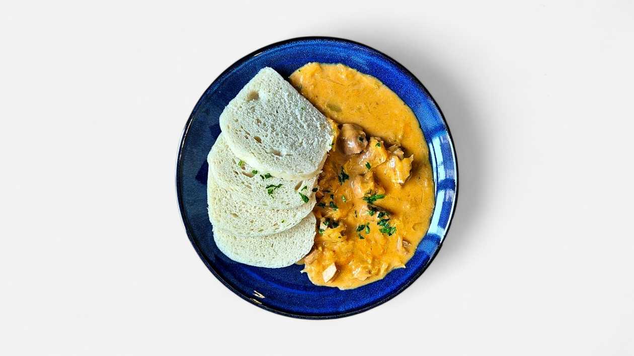 Segedínsky guláš z bravčového mäsa, parená knedľa + polievka (v cene)