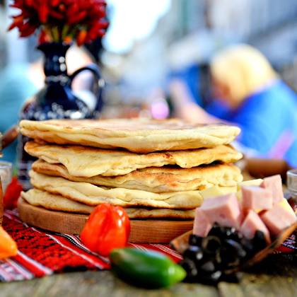 Cococi cu sunca, cascaval si masline