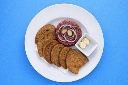 Čerstvě míchaný hovězí tataráček s topinkami a česnekem