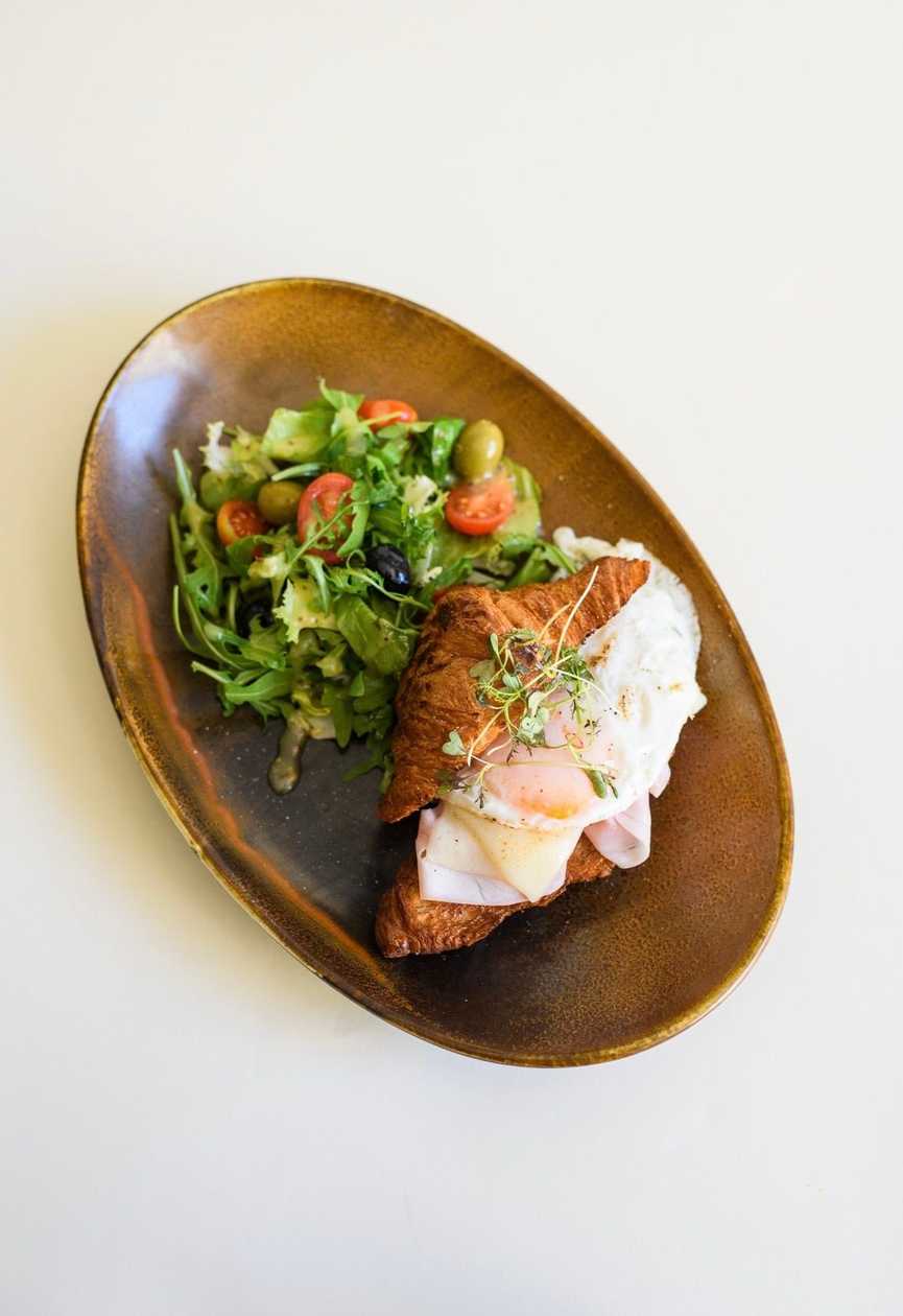 Croissant z szynką i serem