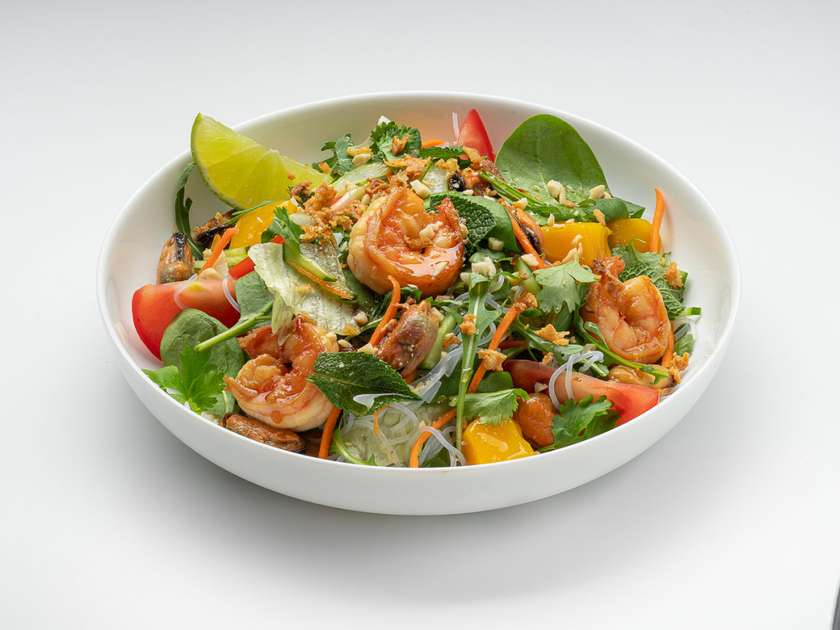 Салат з морепродуктами та скляною локшиною