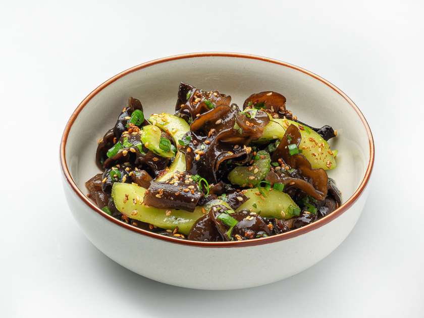 Салат з деревними грибами та овочами