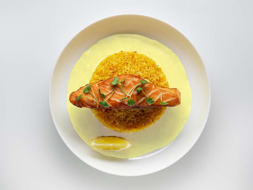 Смажений стейк лосося з шафрановим рисом