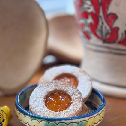 Biscuiti fragezi cu gem de caise