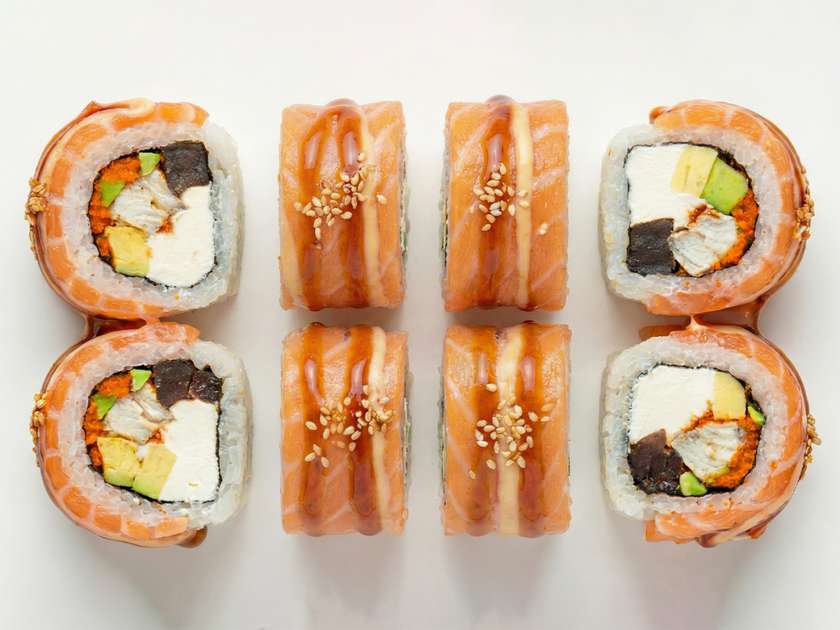 Умамі-рол з лососем та вугрем