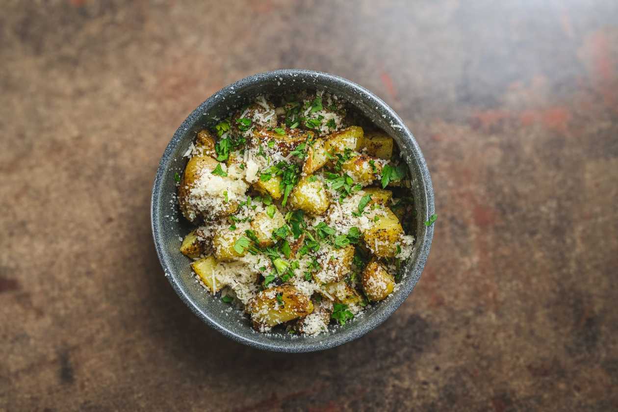 Cartofi noi cu trufe si grana padano