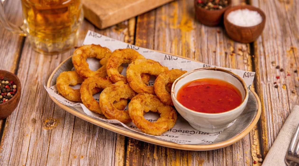 Onion rings in tempura with sweet chili sauce