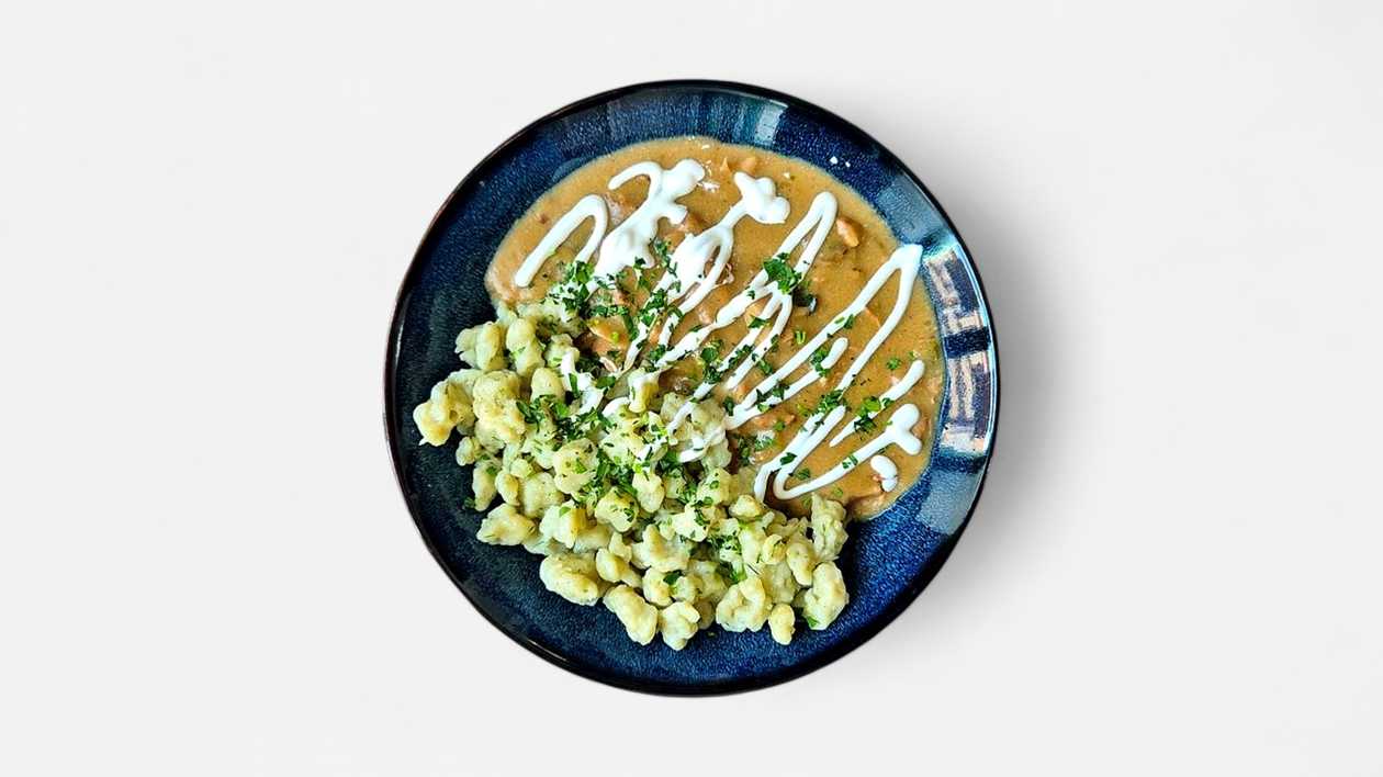 Bravčový stroganov s kôprovými haluškami + polievka (v cene)