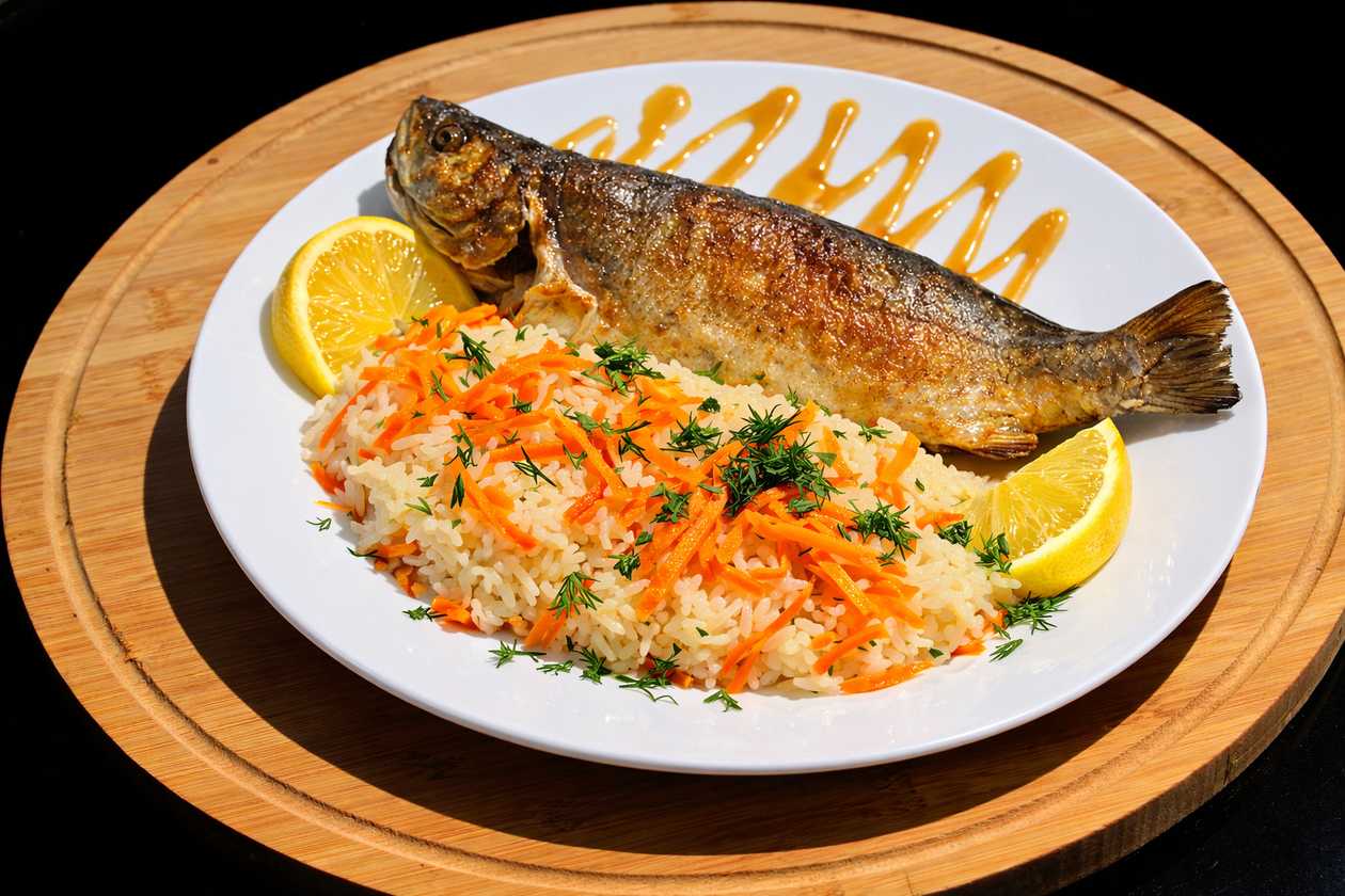 Fried trout with rice and vegetables