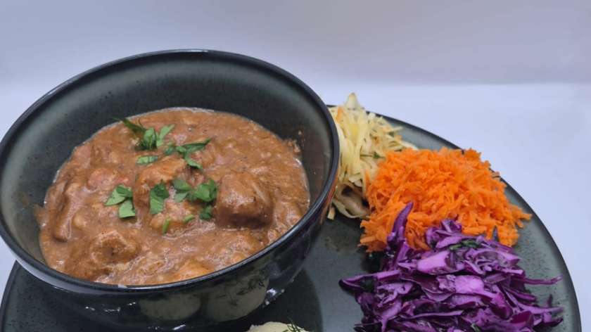 Gulasz wieprzowy z ziemniakami i surówką