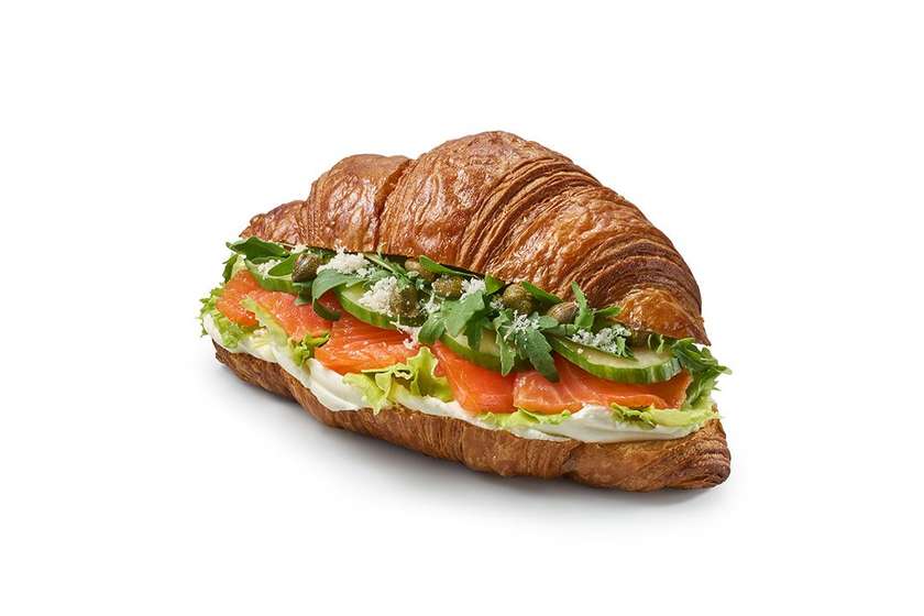 Круасан із лососем та каперсами