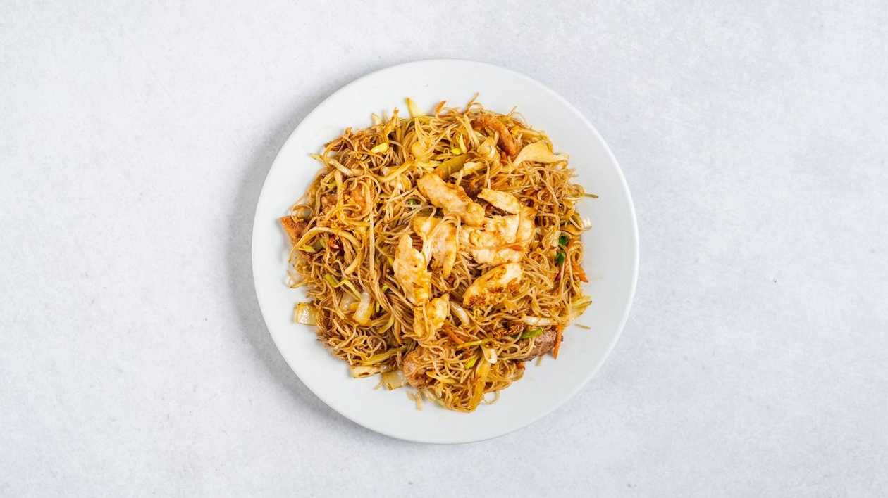 M57. Fried rice noodles with chicken