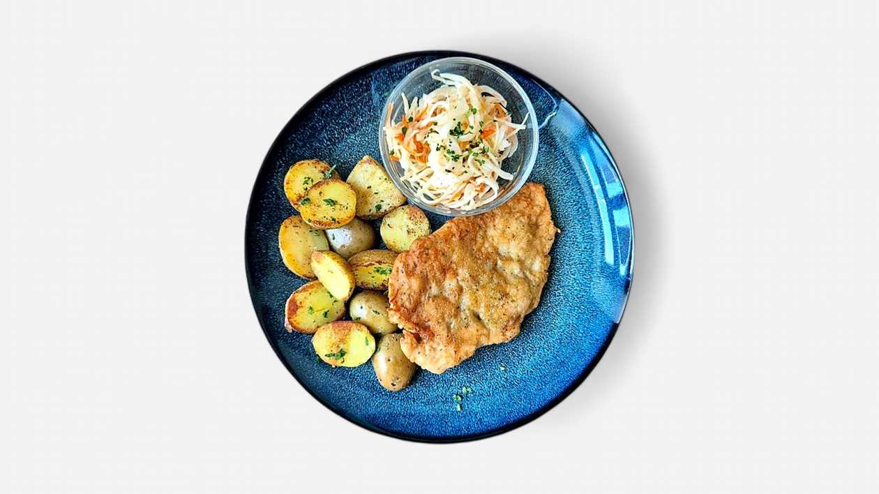 Kurací Černohor, opekané zemiaky, kapustový šalát + polievka (v cene)