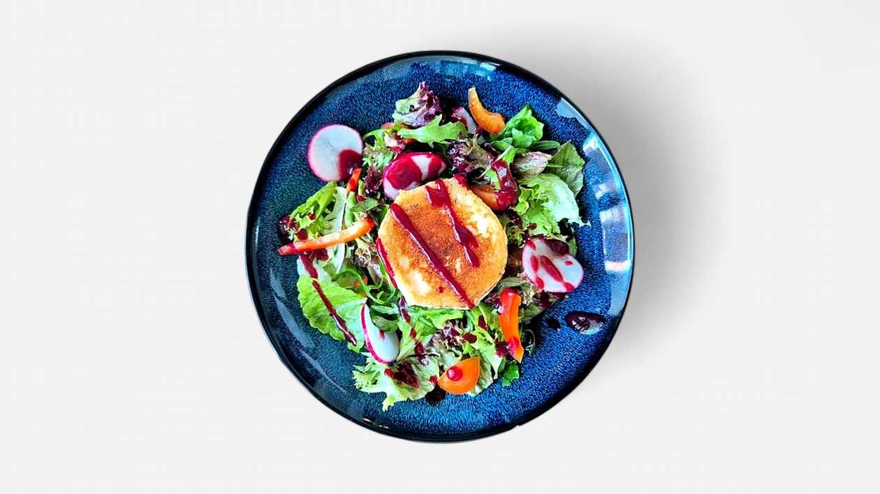 Listový šalát so zeleninou, medovo-horčicový dresing, kozí syr s cviklovým džemom+ polievka (v cene)