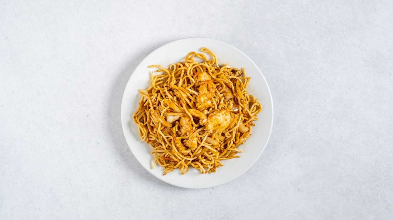 M53. Fried noodles with chicken