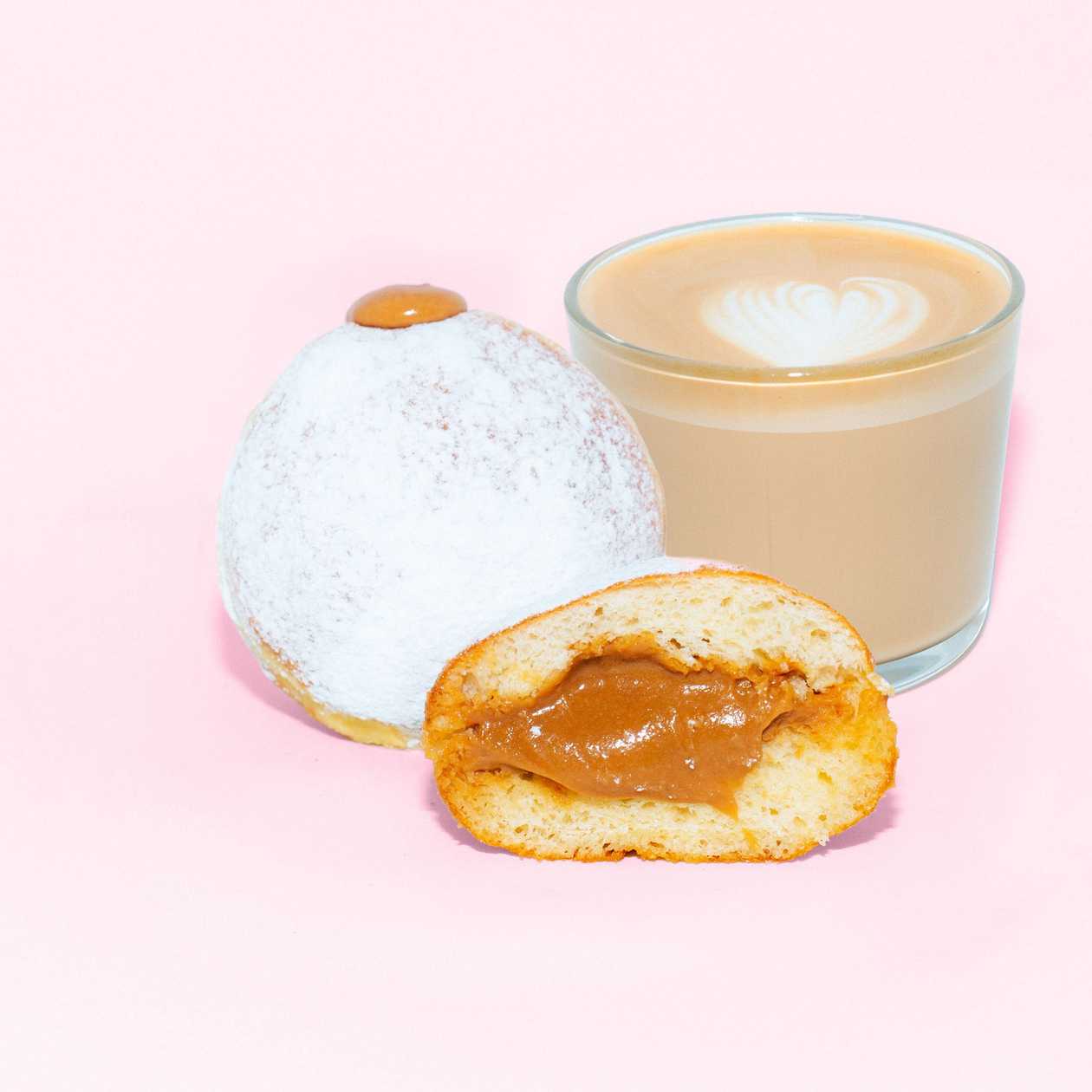 Latte + gogoasa cu caramel sărat
