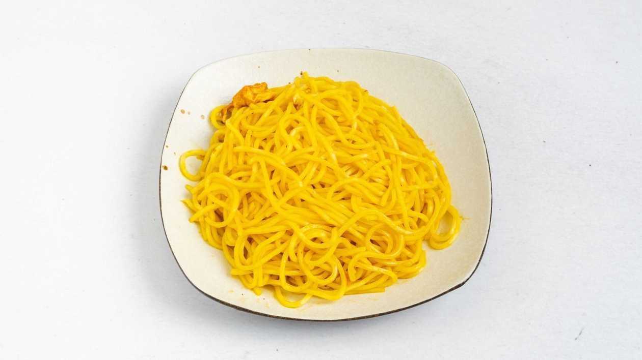 Smažené žluté nudle