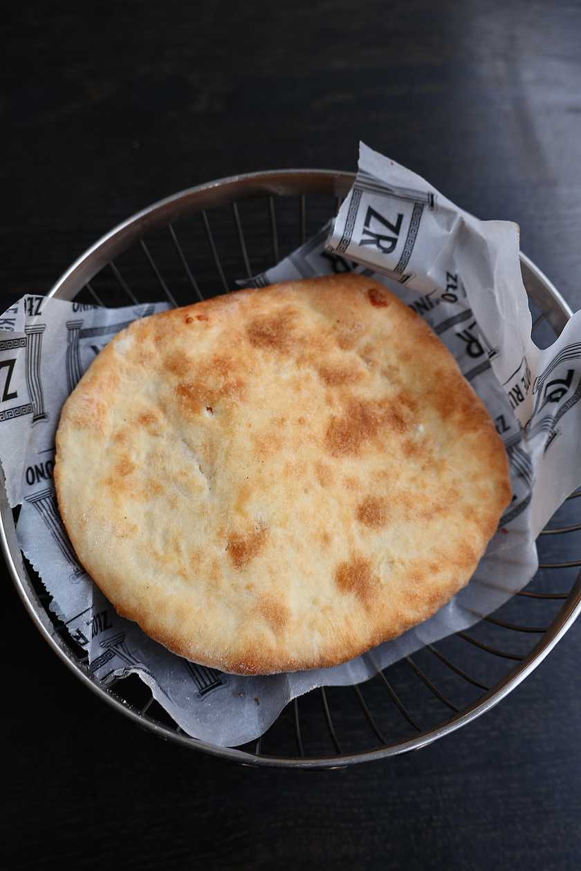 Pita bread (1 piece)