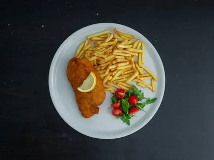 Kuřecí prsní řízek s hranolkami