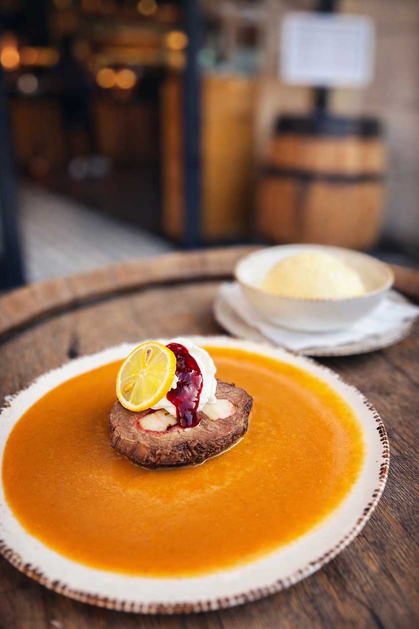 Hovězí svíčková na smetaně, péřový knedlík, brusinky, citron