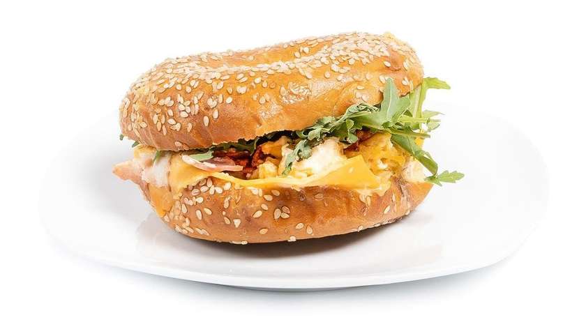 Bagel s guacamole, chedarem a sázeným vejcem