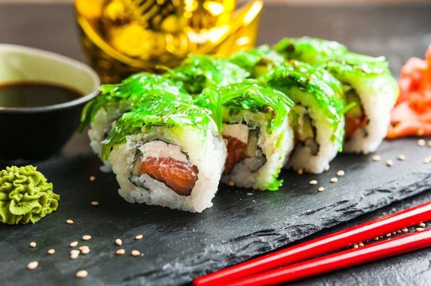 #28 Wakame Maki with Salmon 8pcs