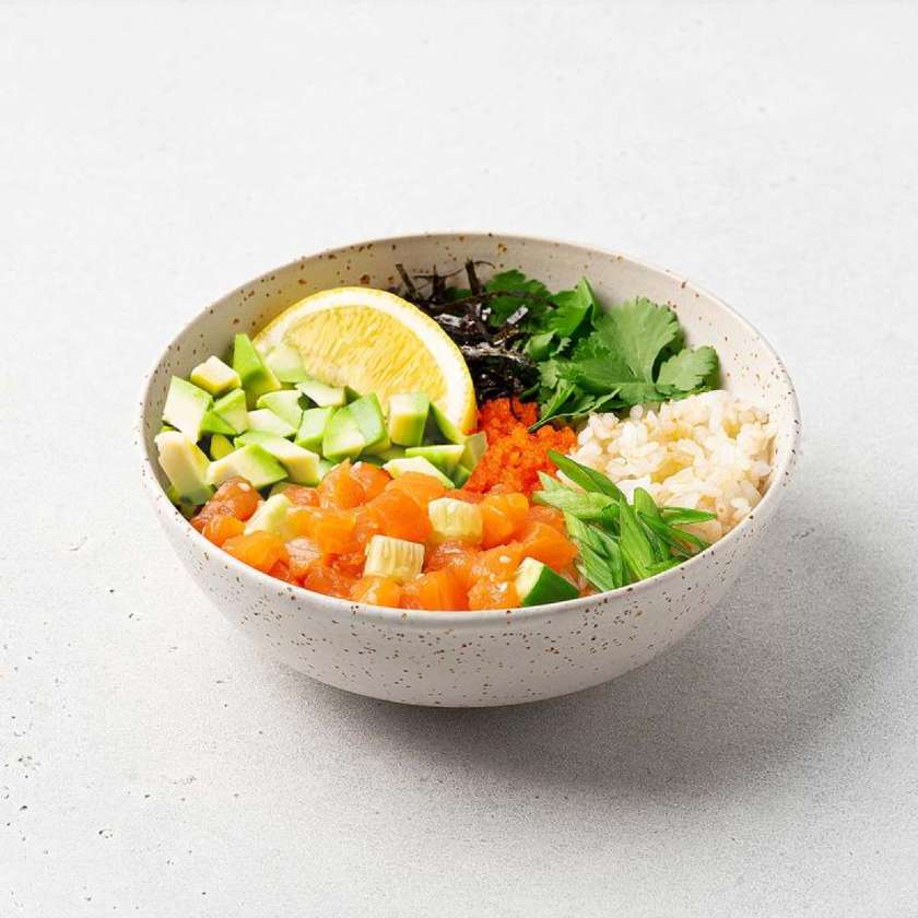 Боул з лососем, авокадо та пікантним теріякі соусом