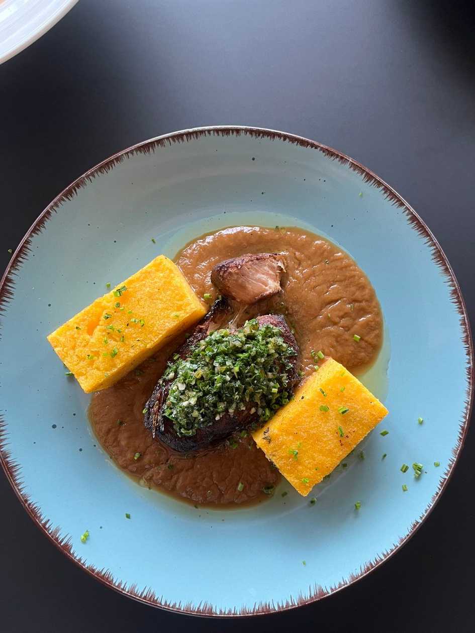 Bravčové na víne s grilovanou polentou a salsou verde 170/200