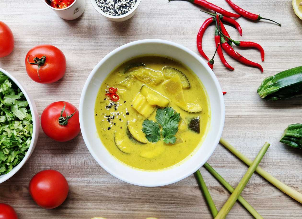 HAPPY HOUR -25% Thajské žlté VEGAN kari s tofu, cuketou a zelenými fazuľkami /A6/