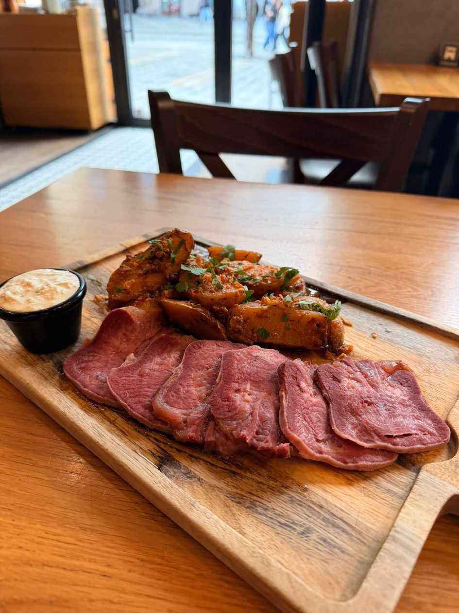 Pomalu tažený uzený hovězí jazyk, naše pikantní brambory, křenová remuláda