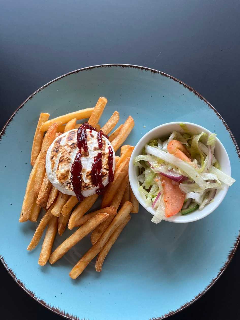 Grilovaný plesnivý syr s hranolkami a šalátikom 80 /200