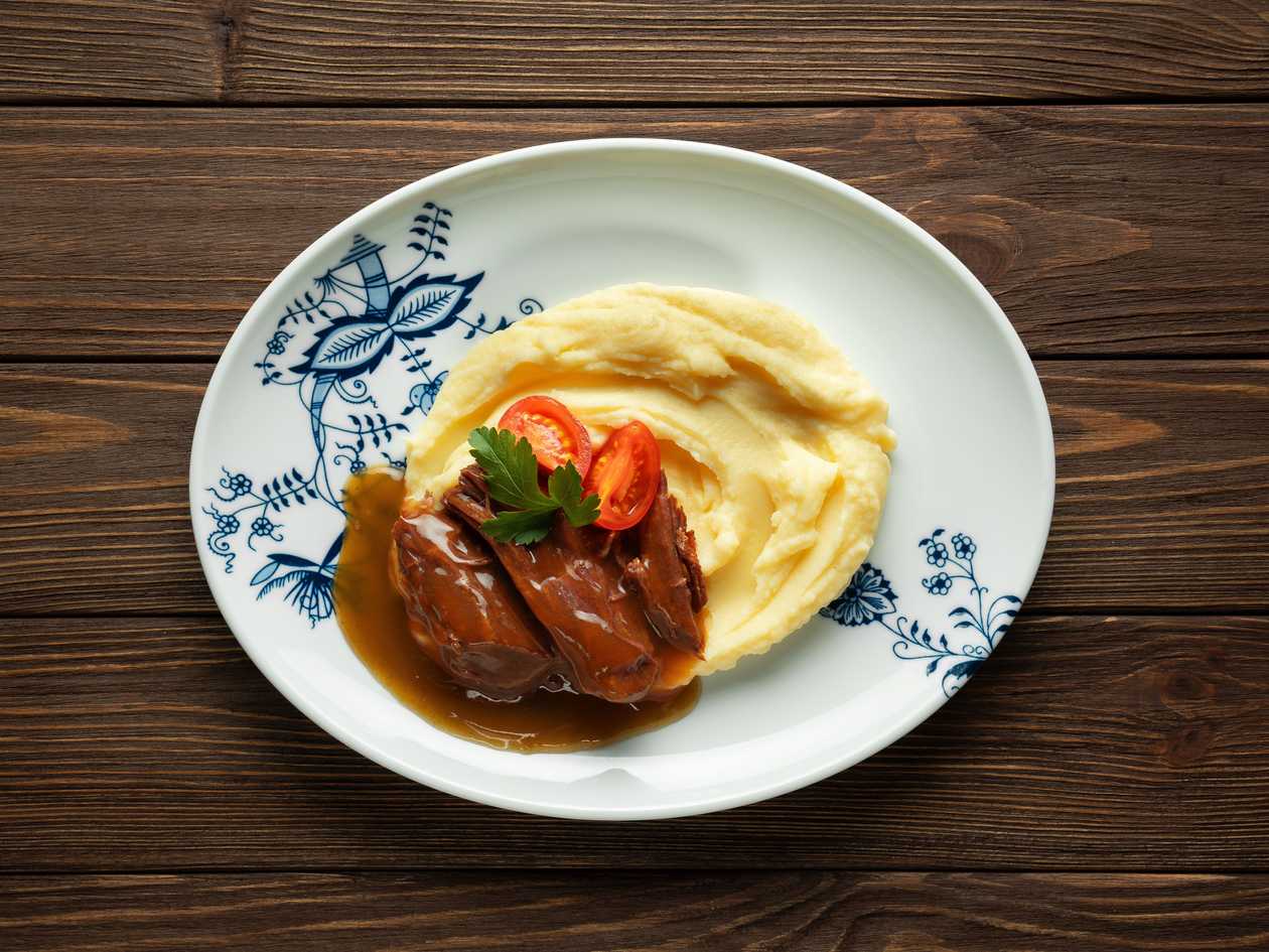 Картопляне пюре з яловичиною в соусі