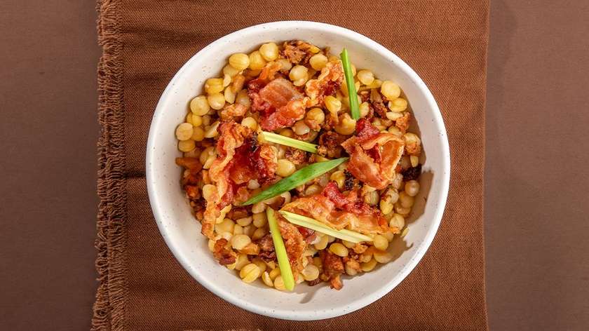 Peas with pork cracklings and crispy bacon