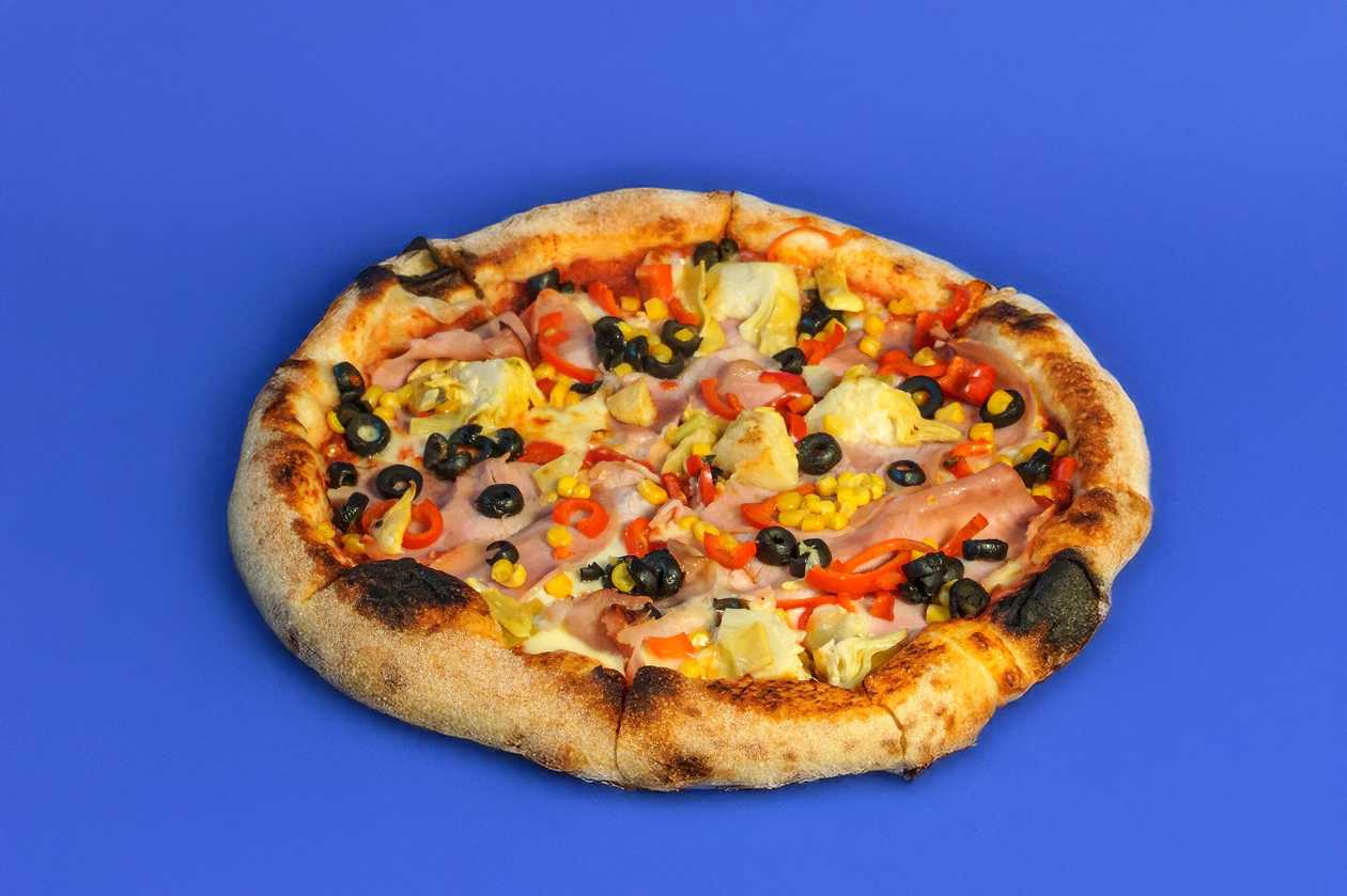 Pizza Capricciosa Italiana .