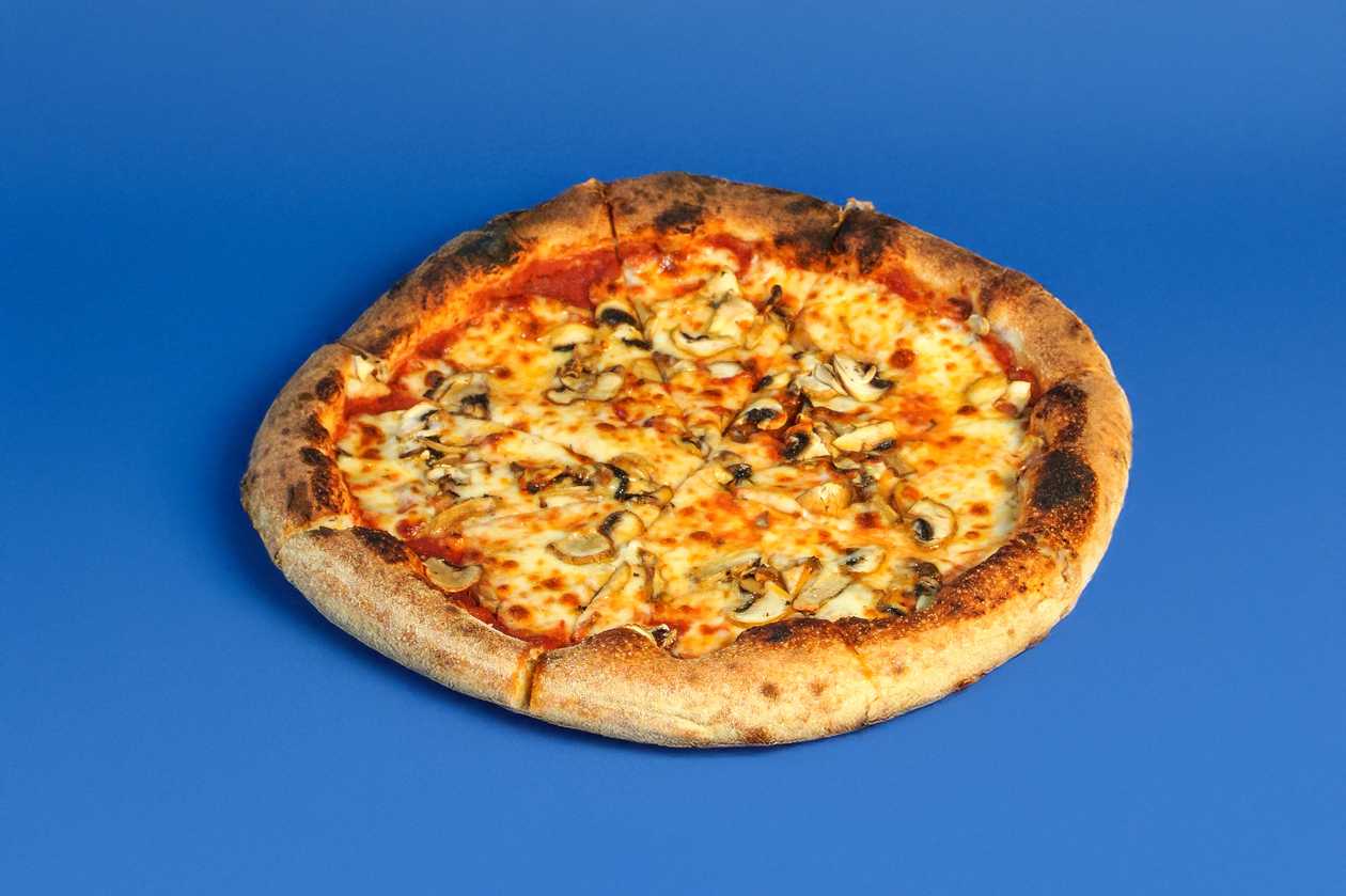 Pizza Funghi Freschi .